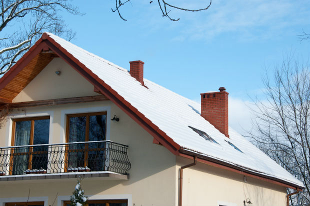 Jak zabezpieczyć dach w czasie zimy?